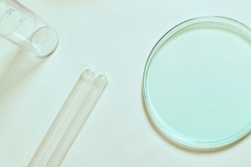 La clinique dispose d'un laboratoire d'analyses.